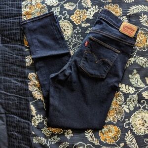 Women's dark blue Levi slimming skinny jeans